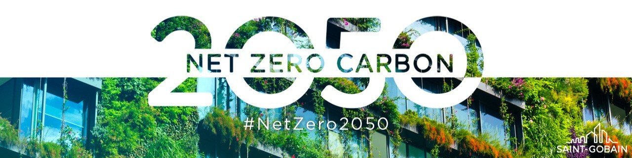 Saint-Gobain Net Zero Carbon 2050 baner, Dekarbonizace budov a řešení pomocí nízkouhlíkového skla, snížení uhlíkové stopy