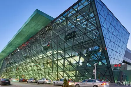 Krakow airport letiške v polskom krakowe, protihlukové sklá, zelený fasádný sklo 