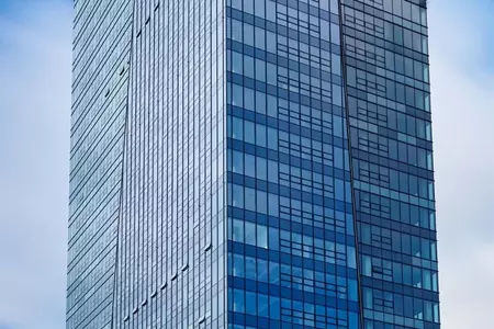 Nivy tower nejvyšší budova slovenska v Bratislave, komplex Nivy nákupné centrum s modrou fasádou