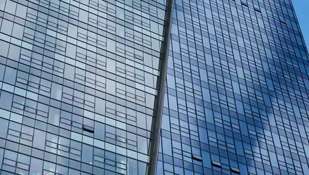 Nivy tower nejvyšší budova slovenska v Bratislave, komplex Nivy nákupné centrum s modrou fasádou