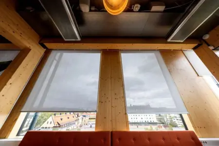 Protisluneční ochrana interierové rolety a protisluneční sklo