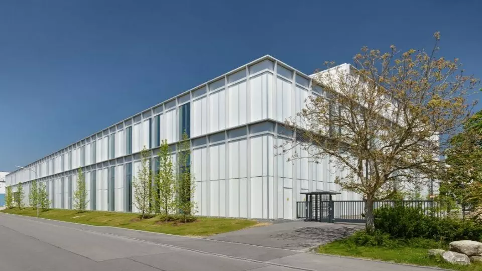 Administrativní budova s protislunečním sklem (trojsklo). Skleněná fasáda SGG COOL-LITE SKN s účinnou protisluneční ochranou