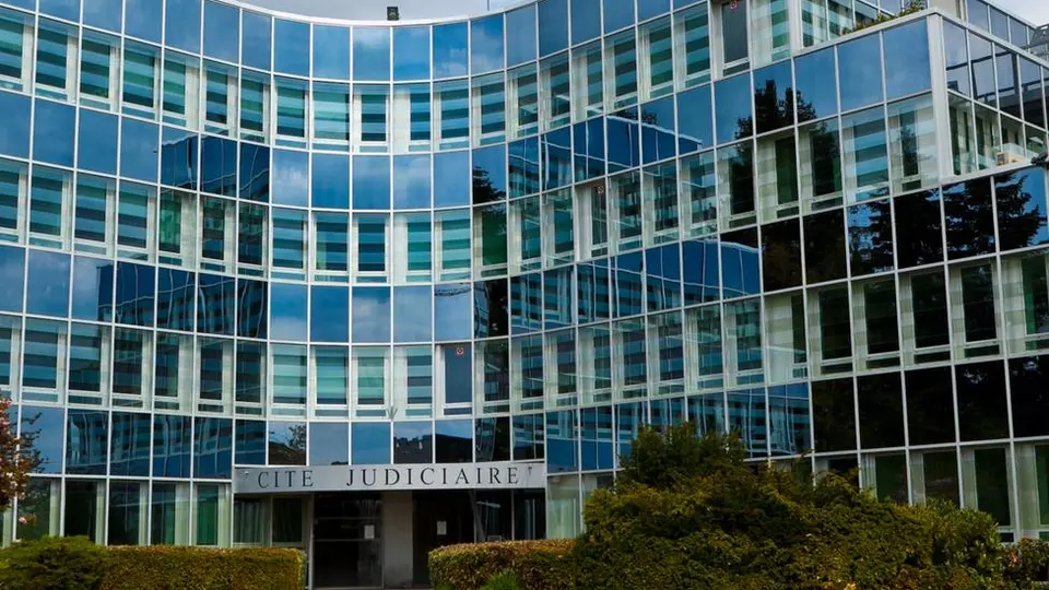 Smaltované protisluneční sklo, fasádní sklo Antelio bright silver, vrstvené bezpečnostní sklo pro dvojité fasády