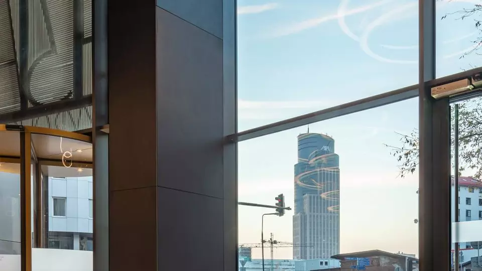 Protisluneční sklo smaltované na míru, skleněné fasády, ochrana skla, barevná skla, Saint-Gobain Glass