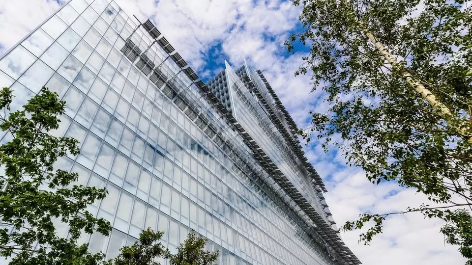 Smaltované protisluneční sklo COOL-LITE®, fasádní barevné modré sklo, SKN 136, 150, 154, 165, 176