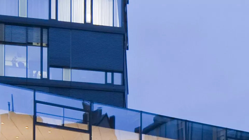 Cool-Lite protisluneční fasádní sklo na administrativní budovu, barevné modré sklo