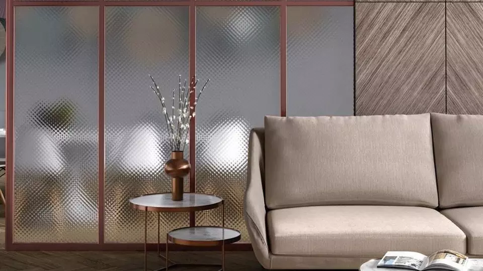 Ornamentní skleněná zástěna v obývacím pokoji, ornamentální skla, design, drátěné, vzorované, smaltované, vzorník