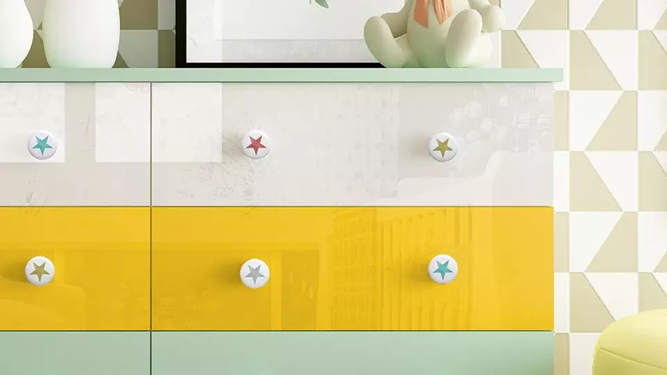 Lakované neprůhledné designové sklo na nábytku v ložnici, barevná sklo na míru žluté, zelené, bíle