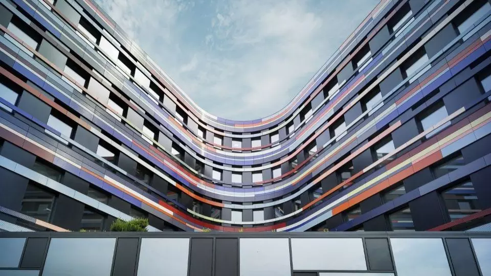 Saint-Gobain Building Glass - zdravotnícka budova okna, ochrana proti přehrívaní interiéru, strukturovaná fasáda