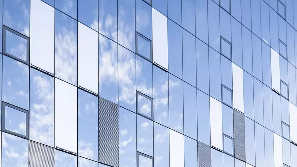 Global Worth Tower - Veřejná budova- Rumunsko - certifikát LEED Platinum. SGG COOL-LITE ST 136 - celoskleněná fasáda