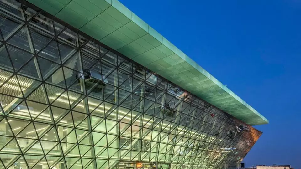 Vstup do letište v Krakowe v Polsku, fasádní protihlukové sklo, Krakow aiport