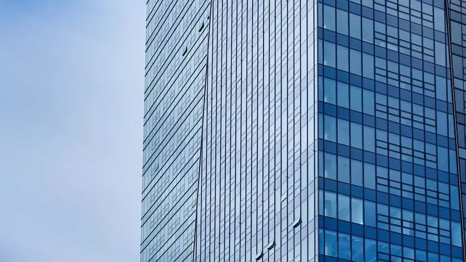 Nivy tower nejvyšší budova slovenska v Bratislave, komplex Nivy nákupné centrum s modrou fasádou