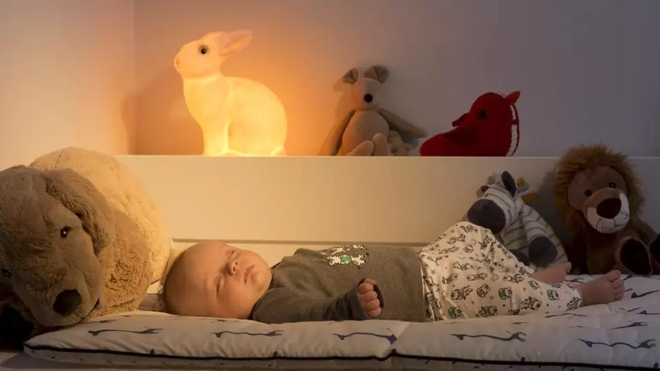 Odhlučnení místnosti pro pokojní spánok s protihlukovým sklem, protihluková fólia, akustiké sklo do oken