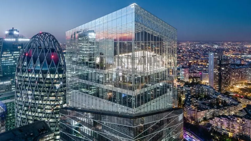 Saint-Gobain Tower - ředitelství skupiny Saint-Gobain. Courbevoie, France - La Défense. Věž navržena studiem Valode & Pistre