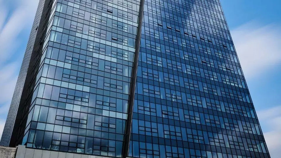 Nivy tower moderná prosklená fasáda na administrativný budove s izolačním sklem s modrou farbou
