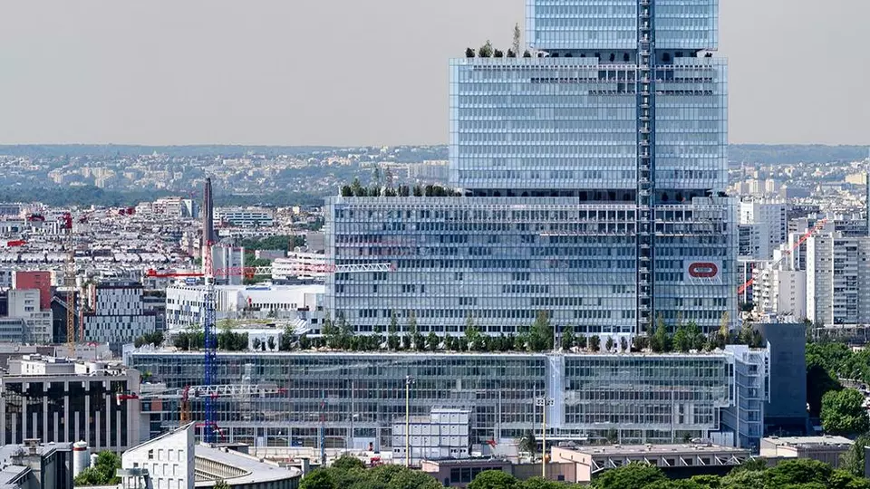 Soudní komplex v Paříži (Court Paris) veřejná/vládní budova. Vysoká skleněná fasáda. Akustické, protisluneční a izolační sklo