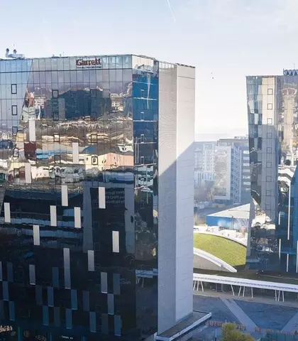 skleněná fasáda, skleněné tabule, protisluneční sklo, globalworth tower, leed cool, SGG CLIMAPLUS COOL-LITE KN 166 , SGG COOL-LITE ST 136, 