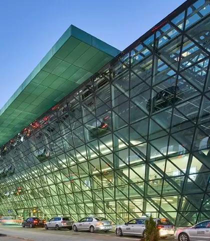 Krakow airport letiške v polskom krakowe, protihlukové sklá, zelený fasádný sklo 