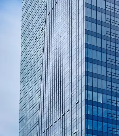 Nivy tower nejvyšší budova slovenska v Bratislave, komplex Nivy nákupné centrum s modrou fasádou